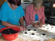Výroba borůvkových knedlíků